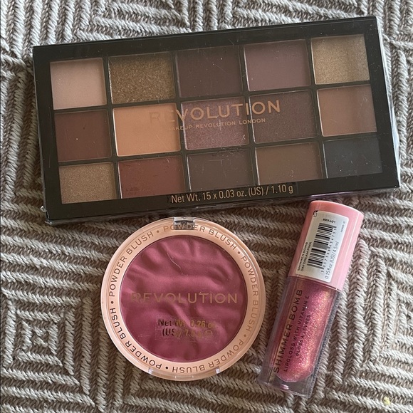 Revolution Eyeshadow Palette, Blush and Glitter - Picture 1 of 12